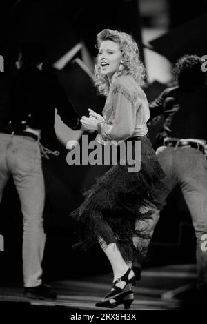 Kylie Minogue und Jason Donovan – Performen Sie speziell für Sie (Live the Children's Royal Variety Performance 14-04-1989). Ehemalige Nachbarstars wurden zu den Pop-Sängern Jason Donovan und Kylie Minogue, die im Dominion Theatre in London für die Children's Royal Variety Performance 1989 Proben, um von Prinzessin Margaret besucht zu werden. Stockfoto