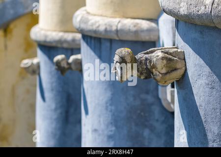 Alte Skulpturen an der Fassade des Schlosses Pena in Sintra, Portugal. Stockfoto