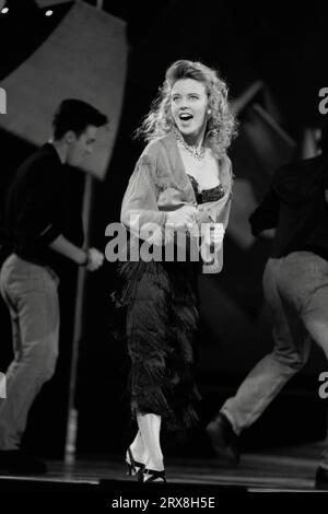 Kylie Minogue und Jason Donovan – Performen Sie speziell für Sie (Live the Children's Royal Variety Performance 14-04-1989). Ehemalige Nachbarstars wurden zu den Pop-Sängern Jason Donovan und Kylie Minogue, die im Dominion Theatre in London für die Children's Royal Variety Performance 1989 Proben, um von Prinzessin Margaret besucht zu werden. Stockfoto