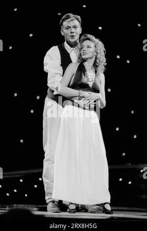 Kylie Minogue und Jason Donovan – Performen Sie speziell für Sie (Live the Children's Royal Variety Performance 14-04-1989). Ehemalige Nachbarstars wurden zu den Pop-Sängern Jason Donovan und Kylie Minogue, die im Dominion Theatre in London für die Children's Royal Variety Performance 1989 Proben, um von Prinzessin Margaret besucht zu werden. Stockfoto