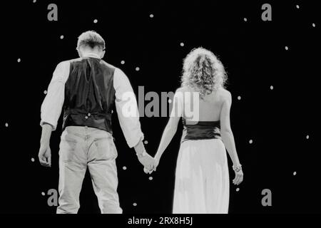 Kylie Minogue und Jason Donovan – Performen Sie speziell für Sie (Live the Children's Royal Variety Performance 14-04-1989). Ehemalige Nachbarstars wurden zu den Pop-Sängern Jason Donovan und Kylie Minogue, die im Dominion Theatre in London für die Children's Royal Variety Performance 1989 Proben, um von Prinzessin Margaret besucht zu werden. Stockfoto