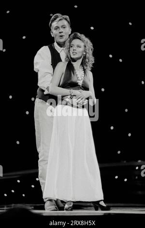 Kylie Minogue und Jason Donovan – Performen Sie speziell für Sie (Live the Children's Royal Variety Performance 14-04-1989). Ehemalige Nachbarstars wurden zu den Pop-Sängern Jason Donovan und Kylie Minogue, die im Dominion Theatre in London für die Children's Royal Variety Performance 1989 Proben, um von Prinzessin Margaret besucht zu werden. Stockfoto