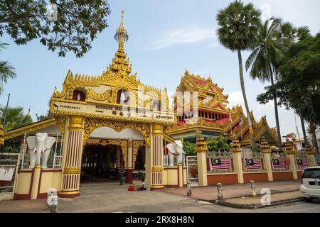 Der Vordereingang des buddhistischen birmanischen Tempels, Penang, Malaysia Stockfoto