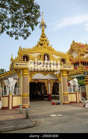 Der Vordereingang des buddhistischen birmanischen Tempels, Penang, Malaysia Stockfoto