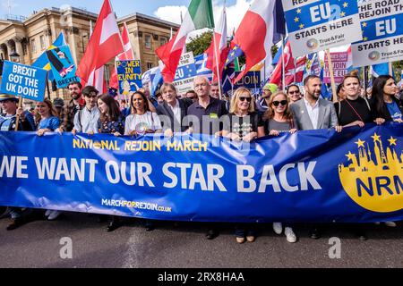 23. September 2023. London, Großbritannien. Rund 3.000 EU-freundliche Aktivisten und Unterstützer nehmen an einem nationalen Wiederzusammenkommensmarsch und einer Kundgebung im Zentrum Londons Teil. Die Aktivisten behaupten, der Brexit sei eine Katastrophe für das Vereinigte Königreich gewesen und fordern, dass das Land seine Mitgliedschaft in der Europäischen Union wiederaufbaut. Stockfoto