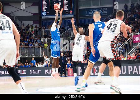 Brescia, Italien. September 2023. Michael Cobbins (Germani Brescia) während Germani Brescia gegen Bertram Derthona Tortona, italienisches Basketball-Supercup-Spiel in Brescia, Italien, 23. September 2023 Credit: Independent Photo Agency/Alamy Live News Stockfoto