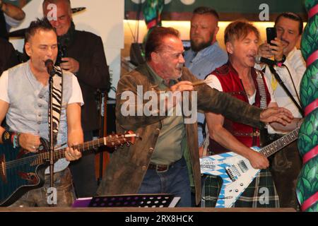 MÜNCHEN, Deutschland. , . Arnold SCHWARZENEGGER, Schauspieler und ehemaliger Politiker und Gouverneur Kaliforniens, dirigierte die Musikband auf dem Marstall-Bierzelt während des Münchner Bierfestivals. Das Oktoberfest München 188, auch WIESN genannt, am Samstag, 23. September in München. Das Oktoberfest ist das größte Volksfest der Welt und zieht jährlich rund sechs Millionen Besucher an. Jedes Jahr brechen neue Rekorde. Bild und Copyright. @ Arthur Thill /ATP Images (THILL Arthur/ATP/SPP) Credit: SPP Sport Press Photo. Alamy Live News Stockfoto