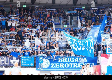 Brescia, Italien. September 2023. Fans aus (Germani Brescia) während Germani Brescia vs Bertram Derthona Tortona, italienisches Basketball-Supercup-Spiel in Brescia, Italien, 23. September 2023 Credit: Independent Photo Agency/Alamy Live News Stockfoto