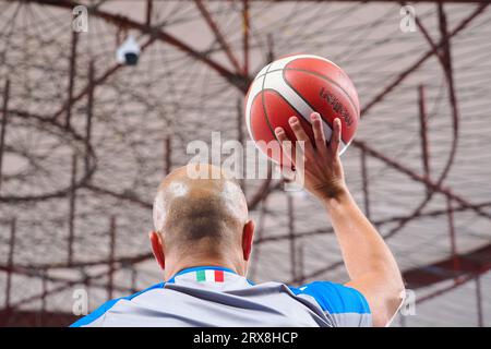 Brescia, Italien. September 2023. Basketball-Schiedsrichter während Germani Brescia gegen Bertram Derthona Tortona, italienisches Basketball-Supercup-Spiel in Brescia, Italien, 23. September 2023 Credit: Independent Photo Agency/Alamy Live News Stockfoto