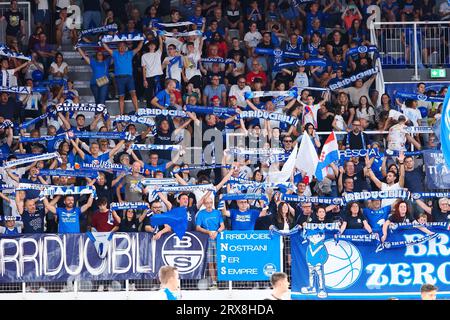 Brescia, Italien. September 2023. Fans aus (Germani Brescia) während Germani Brescia vs Bertram Derthona Tortona, italienisches Basketball-Supercup-Spiel in Brescia, Italien, 23. September 2023 Credit: Independent Photo Agency/Alamy Live News Stockfoto