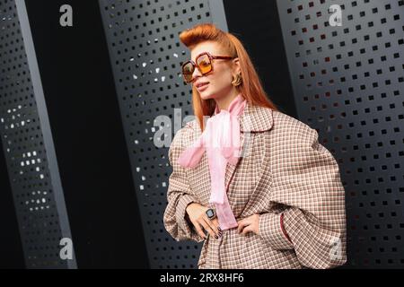 Mailand, Italien. September 2023. Modeliebhaber und Fashion Influencer warten auf die Gucci Fashion Show. Die Mailänder Fashion Week findet vom 19. Bis 25. September 2023 in Mailand statt. (Foto: Takimoto Marina/SOPA Images/SIPA USA) Credit: SIPA USA/Alamy Live News Stockfoto