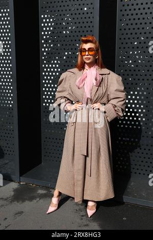 Mailand, Italien. September 2023. Modeliebhaber und Fashion Influencer warten auf die Gucci Fashion Show. Die Mailänder Fashion Week findet vom 19. Bis 25. September 2023 in Mailand statt. (Foto: Takimoto Marina/SOPA Images/SIPA USA) Credit: SIPA USA/Alamy Live News Stockfoto