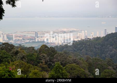 Blick auf die Skyline von Penang Island, von Penang Hill in der Abenddämmerung Stockfoto