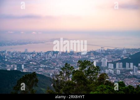 Blick auf die Skyline von Penang Island, von Penang Hill bei Sonnenuntergang Stockfoto