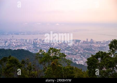 Blick auf die Skyline von Penang Island, von Penang Hill in der Abenddämmerung Stockfoto