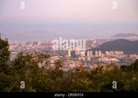 Blick auf die Skyline von Penang Island, von Penang Hill in der Abenddämmerung Stockfoto