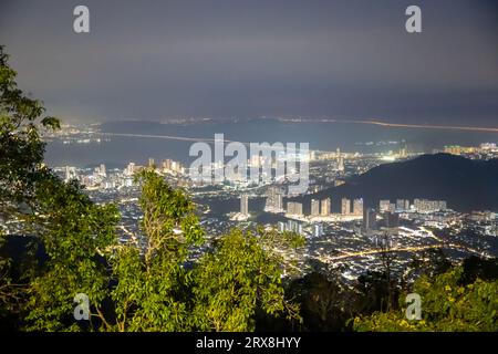 Blick auf die Skyline von Penang Island, von Penang Hill in der Abenddämmerung Stockfoto