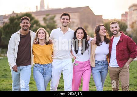 Glückliche junge, schöne Menschen genießen den sonnigen Sommertag und verbringen Zeit im Freien, um gemeinsam Spaß zu haben. Stockfoto