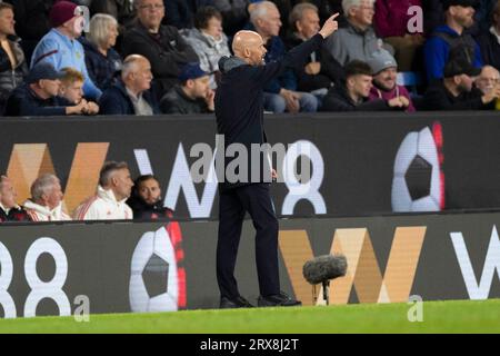 Burnley, Großbritannien. Samstag, 23. September 2023. Manchester United-Manager Erik Ten Haggesticulates während des Premier League-Spiels zwischen Burnley und Manchester United im Turf Moor, Burnley am Samstag, 23. September 2023. (Foto: Mike Morese | MI News) Credit: MI News & Sport /Alamy Live News Stockfoto