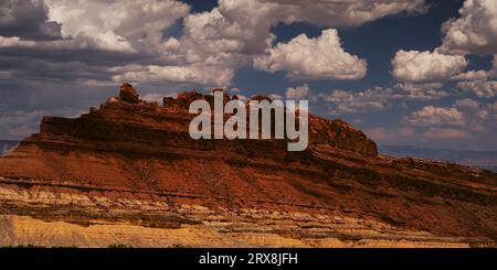 Traumhafte Cumulus-Wolken schweben an einem idyllischen Sommertag über dem San Rafael Swell in Utah. Stockfoto