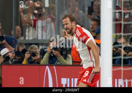 Harry Kane, FC 9 feiert sein Ziel, glücklich, lachen, feiern, 3-1, über 11 m im Gruppenspiel FC BAYERN MÜNCHEN - MANCHESTER UNITED 4-3 der UEFA Champions League in der Saison 2023/2024 in München, 20. September 2023. Gruppenphase, MANU, FCB Fotografin: Celina Geigle / Peter Schatz Stockfoto