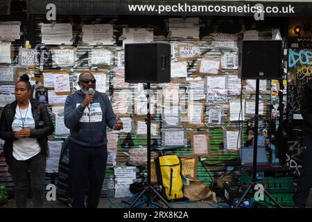 London, Großbritannien. September 2023. Carl Grant von Campaign for Truth and Justice spricht während der Demonstration. Demonstratoren versammelten sich vor dem Peckham Hair and Cosmetics Shop über ein Video, das in den sozialen Medien zirkulierte. Das Video zeigt einen Streit zwischen einer Frau und dem männlichen Besitzer von Peckham Hair and Cosmetics, Sohail Sindho, 45, der während der Auseinandersetzung seine Hände um ihre Kehle zu legen scheint. Quelle: SOPA Images Limited/Alamy Live News Stockfoto