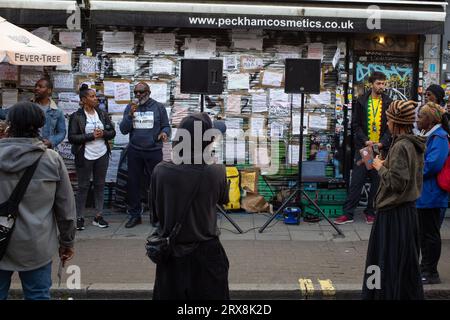 London, Großbritannien. September 2023. Carl Grant von Campaign for Truth and Justice spricht während der Demonstration. Demonstratoren versammelten sich vor dem Peckham Hair and Cosmetics Shop über ein Video, das in den sozialen Medien zirkulierte. Das Video zeigt einen Streit zwischen einer Frau und dem männlichen Besitzer von Peckham Hair and Cosmetics, Sohail Sindho, 45, der während der Auseinandersetzung seine Hände um ihre Kehle zu legen scheint. Quelle: SOPA Images Limited/Alamy Live News Stockfoto