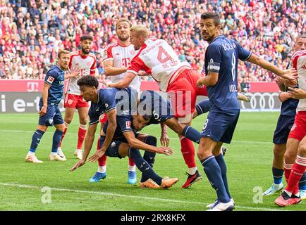 München, Deutschland. September 2023. Matthijs de Ligt, FCB 4 kämpfen um den Ball, Tackle, Duell, Header, zweikampf, Aktion, Kampf gegen Bernardo, BO 5 Anthony LOSILLA, BO 8 Erhan Masovic, BO 4 im Spiel FC BAYERN MÜNCHEN - VFL BOCHUM 7-0 am 23. September 2023 in München. Saison 2023/2024, 1.Bundesliga, FCB, München, Spieltag 5, Spieltag © Peter Schatz / Alamy Live News - DFL-VORSCHRIFTEN VERBIETEN DIE VERWENDUNG VON FOTOS als BILDSEQUENZEN und/oder QUASI-VIDEO - Credit: Peter Schatz/Alamy Live News Stockfoto