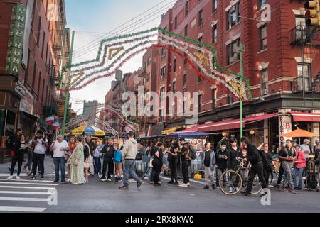 New York City, New York - 21. September 2023: Straßenszene beim historischen fest des San Gennaro in der Mulberry Street, Little Italy, Manhattan. Stockfoto