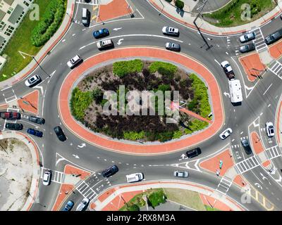 Luftaufnahme eines typischen städtischen Verkehrskreises mit Fahrzeugen von oben gesehen. Stockfoto