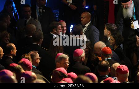 Marseille, Frankreich. September 2023. Der französische Präsident Emmanuel Macron, der Bürgermeister von Marseille, Benoit Payan, und Papst Franziskus anlässlich der Abschlusssitzung der Mittelmeertreffen im Palais du Pharo in der südlichen Hafenstadt Marseille, Frankreich, am 23. September 2023. Papst Franziskus reist nach Marseille für einen zweitägigen Besuch, der sich auf das Mittelmeer und die Migration konzentriert. Foto: Patrick Aventurier/ABACAPRESS.COM Abaca Press/Alamy Live News Stockfoto