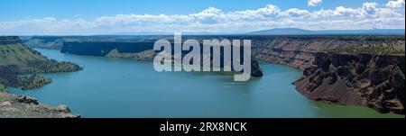 Panorama des Crooked River, der um die Klippen fließt, im Cove Palisades State Park in Oregon, USA Stockfoto