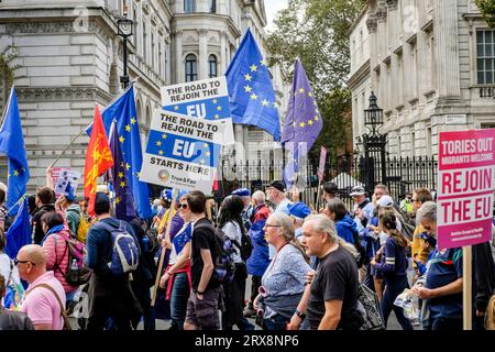 23. September 2023. London, Großbritannien. Rund 3.000 EU-freundliche Aktivisten und Unterstützer nehmen an einem nationalen Wiederzusammenkommensmarsch und einer Kundgebung im Zentrum Londons Teil. Die Aktivisten behaupten, der Brexit sei eine Katastrophe für das Vereinigte Königreich gewesen und fordern, dass das Land seine Mitgliedschaft in der Europäischen Union wiederaufbaut. Auf dem Bild: Pro-EU-Demonstranten passieren die Downing Street auf der Route des National Rejoin March im Zentrum Londons. Stockfoto