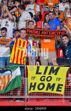 ALMERIA, SPANIEN - 23. SEPTEMBER: Valencia-Fans vor dem Spiel zwischen UD Almeria und Valencia CF von La Liga EA Sports am 23. September 2023 im Power Horse Stadium in Almeria, Spanien. (Foto von Samuel Carreño) Credit: PX Images/Alamy Live News Stockfoto