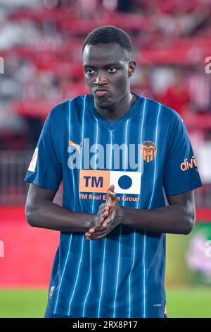 ALMERIA, SPANIEN - 23. SEPTEMBER: Mouctar Diakhaby von Valencia CF vor dem Spiel zwischen UD Almeria und Valencia CF von La Liga EA Sports am 23. September 2023 im Power Horse Stadium in Almeria, Spanien. (Foto von Samuel Carreño) Credit: PX Images/Alamy Live News Stockfoto