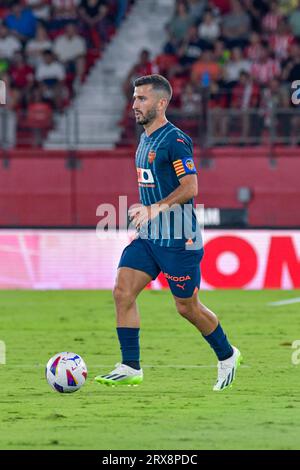 ALMERIA, SPANIEN - 23. SEPTEMBER: Jose Gaya von Valencia CF läuft mit dem Ball während des Spiels zwischen UD Almeria und Valencia CF von La Liga EA Sports am 23. September 2023 im Power Horse Stadium in Almeria, Spanien. (Foto von Samuel Carreño) Credit: PX Images/Alamy Live News Stockfoto