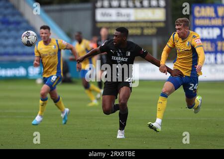 Barrows Junior Tiensia in Aktion mit Lewis Brunt von Mansfield Town während des Spiels der Sky Bet League 2 zwischen Mansfield Town und Barrow im One Call Stadium in Mansfield am Samstag, den 23. September 2023. (Foto: Mark Fletcher | MI News) Credit: MI News & Sport /Alamy Live News Stockfoto