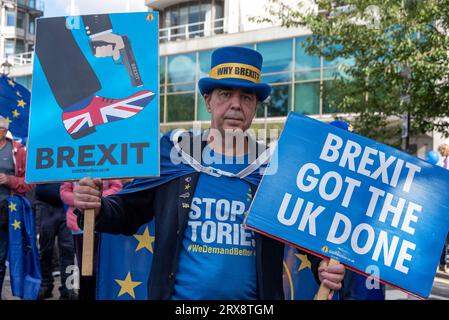 London, Großbritannien. September 2023. Steve Bray, ein britischer Pro-EU-Aktivist, hält Plakate, auf denen er seine Meinung vor dem märz zum Ausdruck bringt. Tausende EU-freundliche Unterstützer versammelten sich in Central London zum ersten „Nationalen Wiedereintritt in die EU“, um einen Wiedereintritt in die EU zu fordern, und marschierten dann gemeinsam zum Parlamentsplatz. Quelle: SOPA Images Limited/Alamy Live News Stockfoto