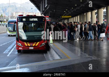 Bogota, Kolumbien. September 2023. Die Menschen pendeln am zweiten Tag des Jahres mit Transmilenio-Bussen ohne private Fahrzeuge in Bogota, Kolumbien, um die Umweltverschmutzung zu reduzieren und die Luftqualität am 21. september 2023 zu verbessern. Foto: Cristian Bayona/Long Visual Press Credit: Long Visual Press/Alamy Live News Stockfoto