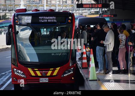 Bogota, Kolumbien. September 2023. Die Menschen pendeln am zweiten Tag des Jahres mit Transmilenio-Bussen ohne private Fahrzeuge in Bogota, Kolumbien, um die Umweltverschmutzung zu reduzieren und die Luftqualität am 21. september 2023 zu verbessern. Foto: Cristian Bayona/Long Visual Press Credit: Long Visual Press/Alamy Live News Stockfoto