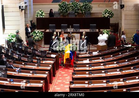 Bogota, Kolumbien. September 2023. Die Menschen gehen hinter dem Sarg von Fernando Botero vorbei, da der verstorbene kolumbianische Künstler im Nationalkongress liegt, wo seine Skulptur „die Taube des Friedens“ neben dem Sarg während seiner Wache in Bogota, Kolumbien, am 22. September 2023 platziert wird. Long Visual Press/Alamy Live News Stockfoto