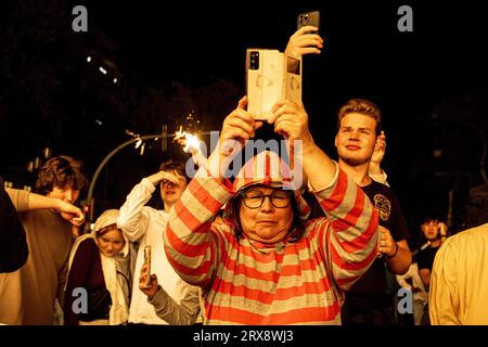 Barcelona, Spanien. September 2023. Zuschauer reagieren ängstlich auf die Funken während der „Correfocs“ beim „Merce Festival“ in Barcelona Credit: Matthias Oesterle/Alamy Live News Stockfoto