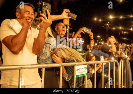 Barcelona, Spanien. September 2023. Einige Zuschauer reagieren ängstlich, einige mit Freude auf die Funken während der „Correfocs“ beim „Merce Festival“ in Barcelona Credit: Matthias Oesterle/Alamy Live News Stockfoto