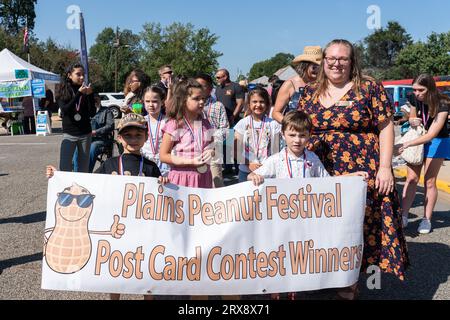 Plains, Usa. September 2023. Die Kinder stehen auf der Main Street, während sie sich auf das 26. Jährliche Plains Peanut Festival zu Ehren des ehemaligen Präsidenten Jimmy Carter am 23. September 2023 in Plains, Georgia, vorbereiten. Der ehemalige Präsident Jimmy Carter und seine Frau Rosalynn Carter wurden kurz auf dem Festival in einem privaten Fahrzeug gesichtet. Quelle: Richard Ellis/Richard Ellis/Alamy Live News Stockfoto