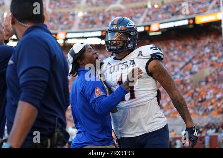 23. September 2023: Tykee Ogle-Kellogg #11 der UTSA Roadrunners feiert einen Touchdown-Lauf während des NCAA-Fußballspiels zwischen den Freiwilligen der University of Tennessee und der University of Texas im San Antonio Roadrunners im Neyland Stadium in Knoxville, TN Tim Gangloff/CSM Credit: CAL Sport Media/Alamy Live News Stockfoto