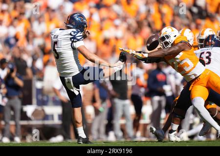 23. September 2023: Jourdan Thomas #25 der Tennessee Volunteers blockiert den Punt von Lucas Dean #5 der UTSA Roadrunners während des NCAA-Fußballspiels zwischen den University of Tennessee Volunteers und der University of Texas in San Antonio Roadrunners im Neyland Stadium in Knoxville TN Tim Gangloff/CSM Credit: Cal Sport Media/Alamy Live News Stockfoto