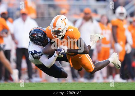 September 2023: Dylan Sampson #6 der Tennessee Volunteers versucht, den Ball zu fangen, während kam Alexander #18 der UTSA Roadrunners während des NCAA-Fußballspiels zwischen den University of Tennessee Volunteers und der University of Texas in San Antonio Roadrunners im Neyland Stadium in Knoxville TN Tim Gangloff/CSM verteidigt. Cal Sport Media/Alamy Live News Stockfoto