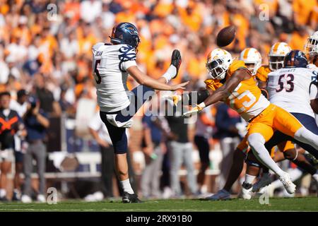 23. September 2023: Jourdan Thomas #25 der Tennessee Volunteers blockiert den Punt von Lucas Dean #5 der UTSA Roadrunners während des NCAA-Fußballspiels zwischen den University of Tennessee Volunteers und der University of Texas in San Antonio Roadrunners im Neyland Stadium in Knoxville TN Tim Gangloff/CSM Credit: Cal Sport Media/Alamy Live News Stockfoto