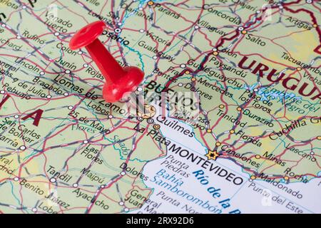 Ein roter Push-in auf einer Karte, auf der Buenos Aires liegt Stockfoto