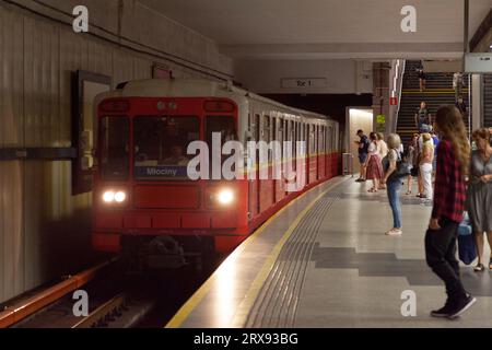 Warschau, Polen - 08. Juni 2019: U-Bahn der Linie M1, die zum Bahnhof Centrum fährt. Stockfoto